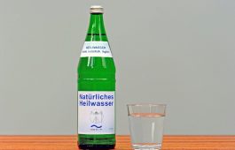 Heilwasser Flasche und Glas