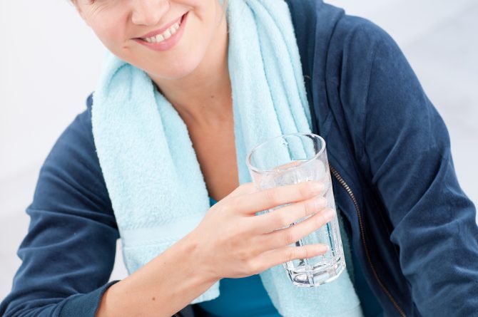 Junge Frau mit Wasserglas Trinken beim Sport_0530