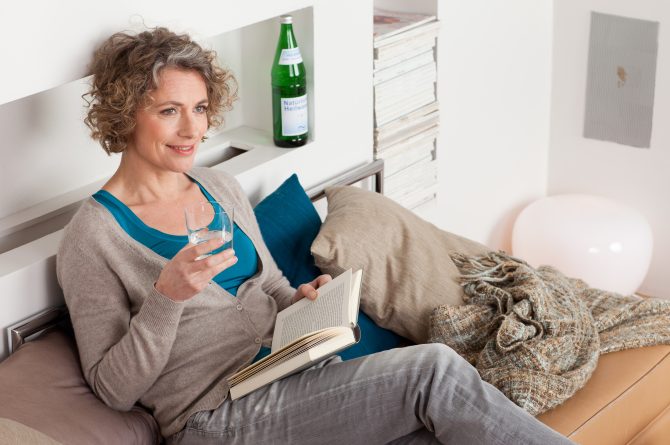 Frau mit Buch und Wasserglas_1561