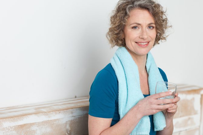 Frau middle-age mit Wasserglas beim Sport_1589