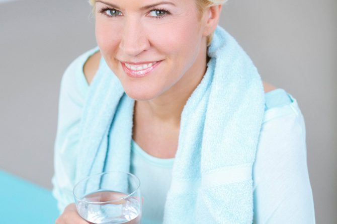 Trinken und Sport_Junge Frau mit Wasserglas_4116