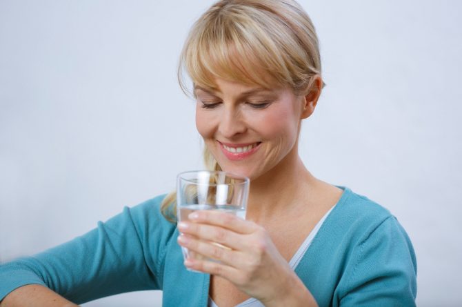 Frau middle-age trinkt aus Wasserglas_4498