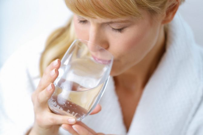 Heilwasser-Trinkkur_Frau mit Wasserglas_4946