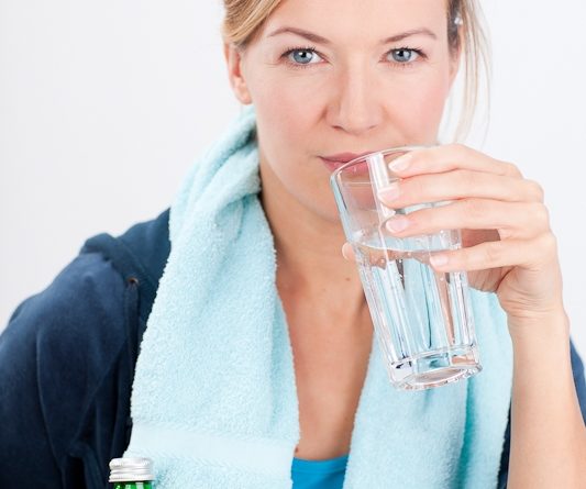 Junge Frau beim Sport mit Heilwasserflasche_555