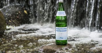 Heilwasser-Guide Flasche an Quelle